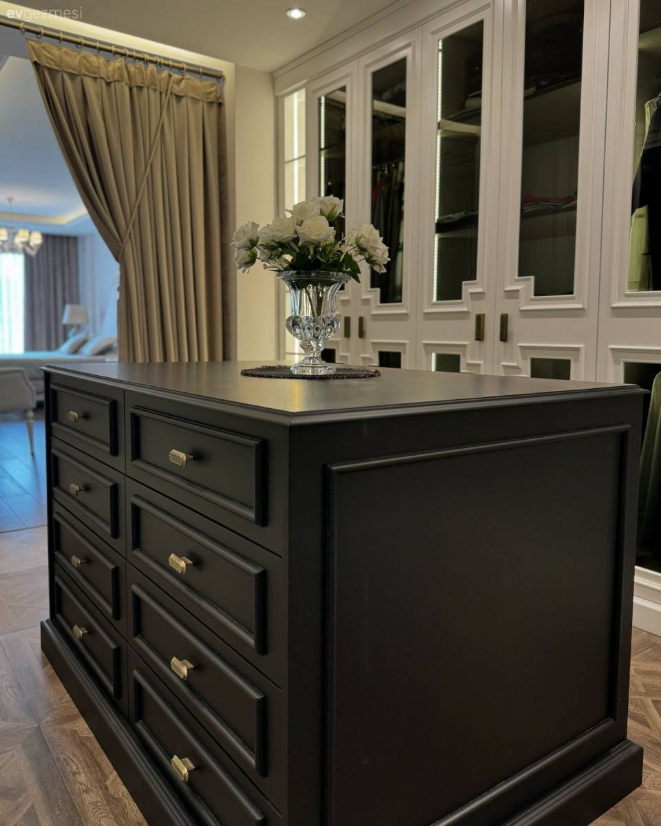 Bu Gösterişli Evde Zıt Renklerin Uyumuna Başvurulmuş!