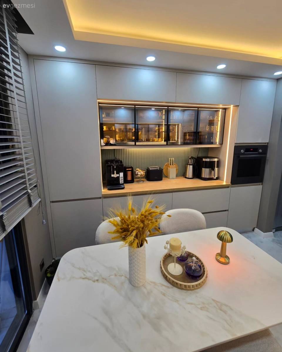 Koridor Tipi Bu Modern Mutfağın Cazibe Noktası Cam Kapaklar