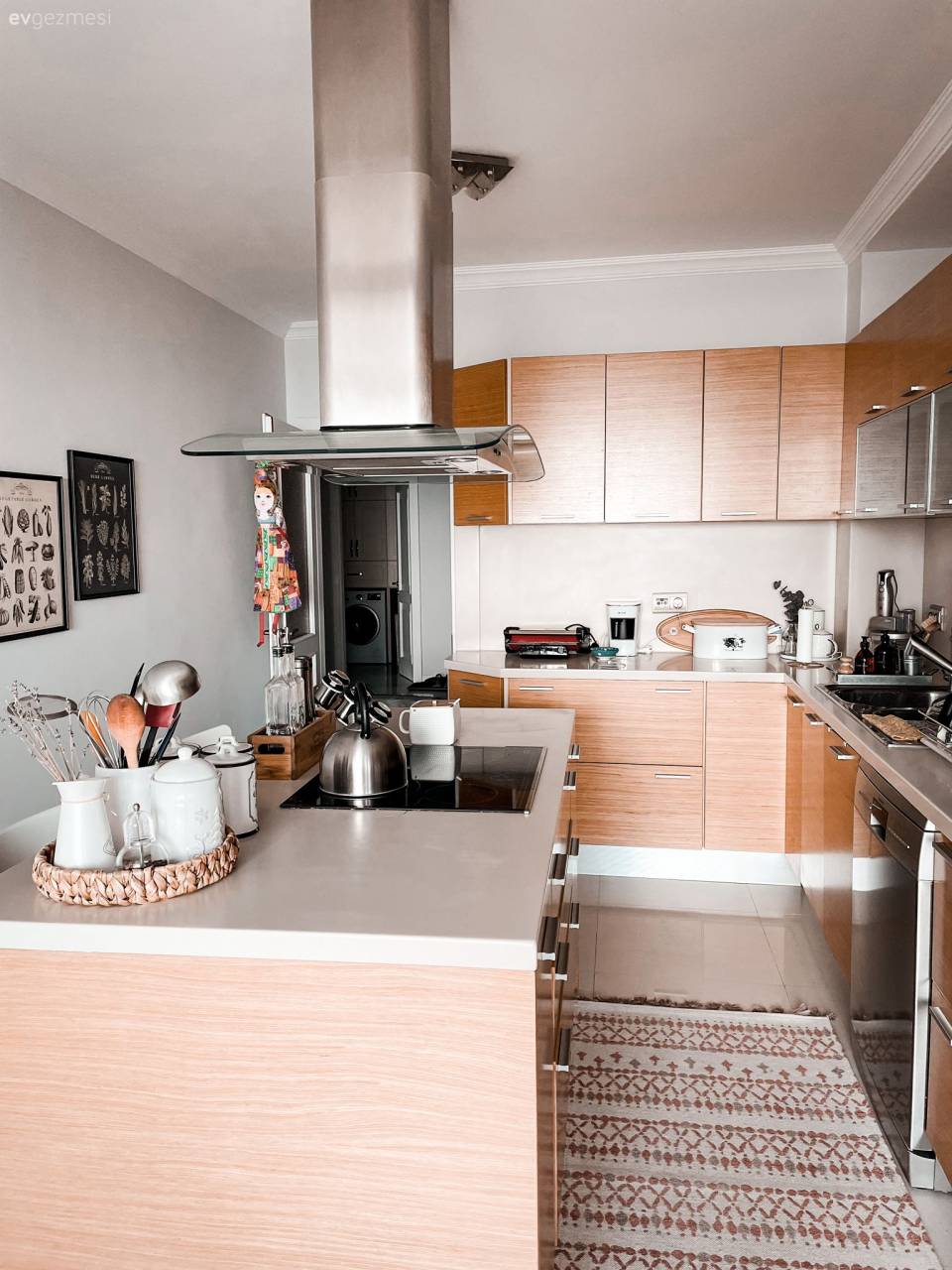 Bu Uyumlu Evde Duvarların Boş Durmasına Göz Yumulmamış