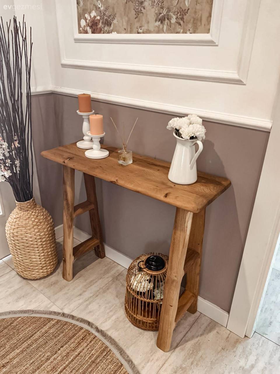 Beyaz ve Ahşap Uyumu Bu İstanbul Evinin Her Köşesinde Yankılanmış