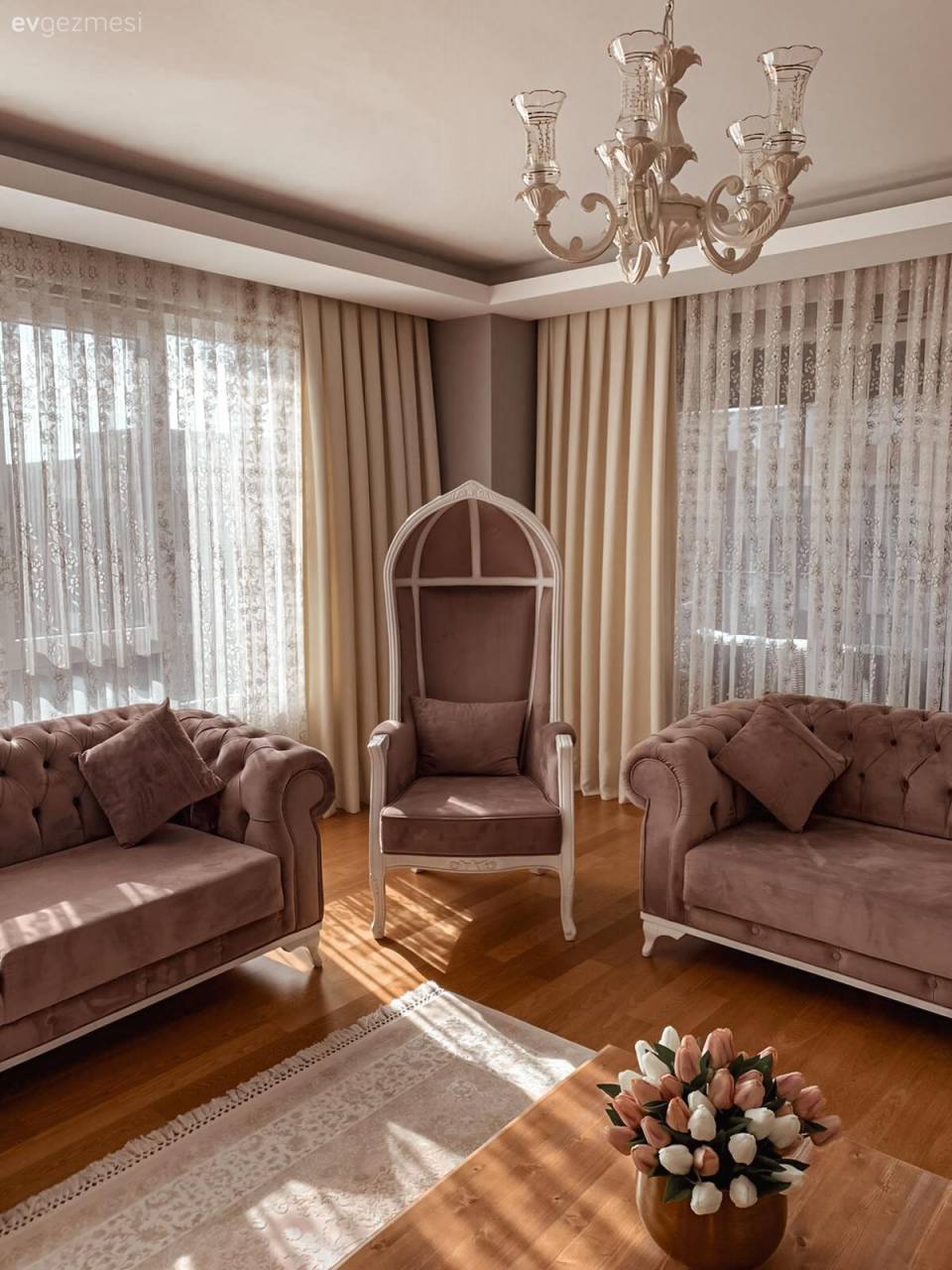 Beyaz ve Ahşap Uyumu Bu İstanbul Evinin Her Köşesinde Yankılanmış