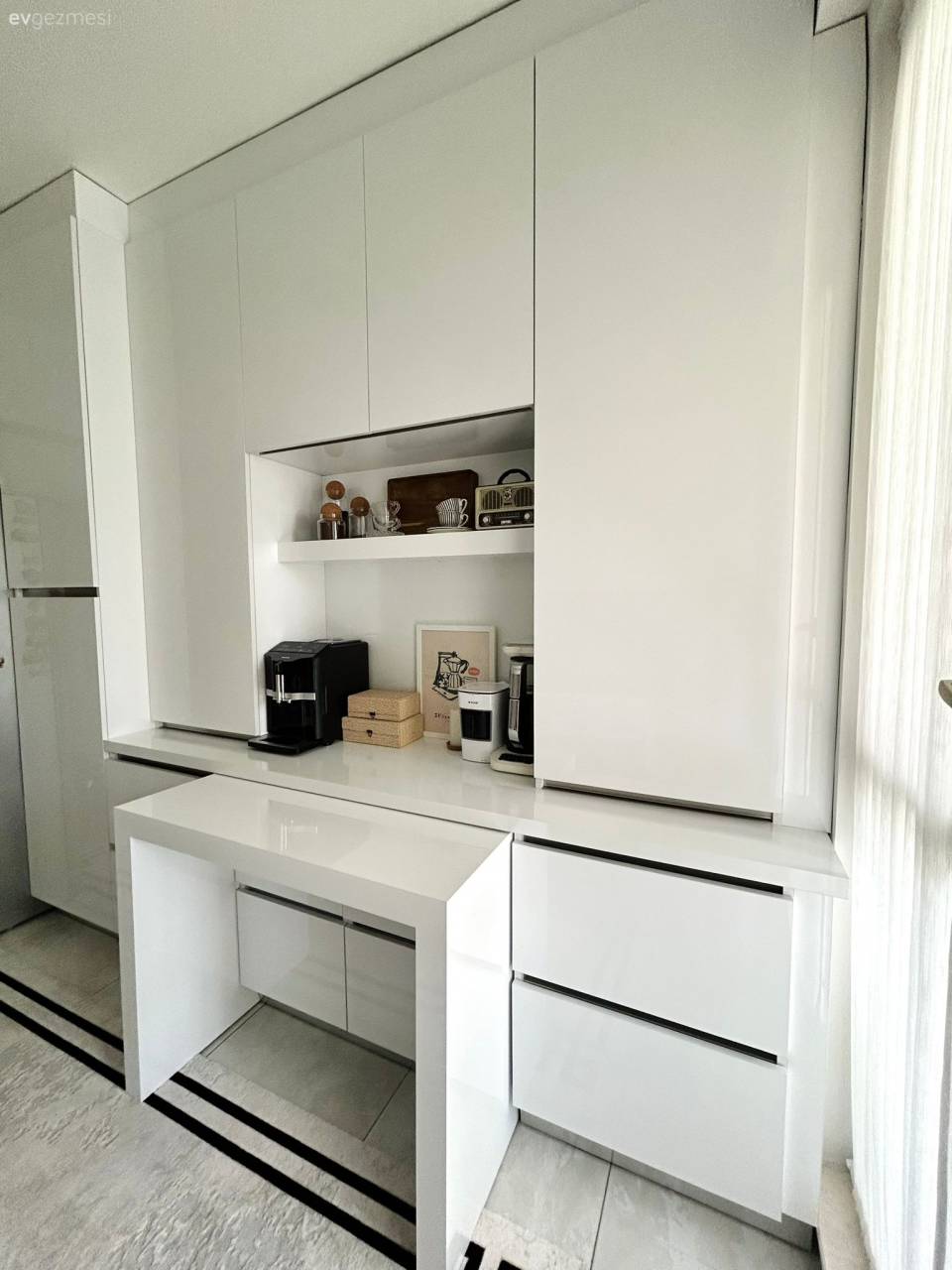 Beyaz ve Siyahı Baş Tacı Eden Bu Ev Zamansız Bir Görünüm Sunuyor!