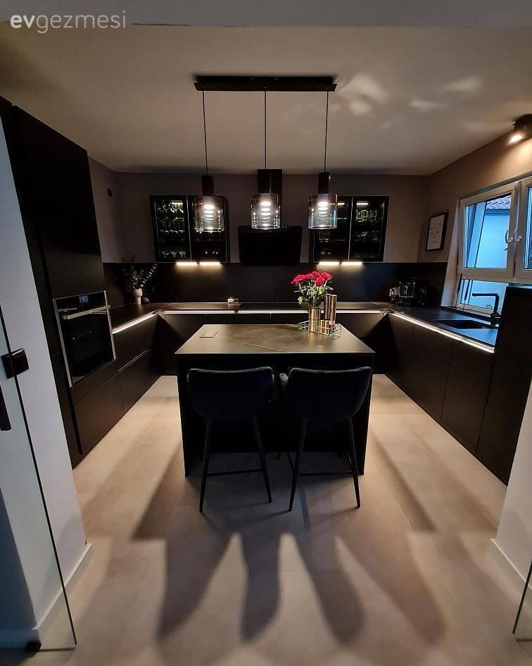 Bu Modern Evde Siyah ve Beyaz Kontrastı Her Köşeyi Sarmış!