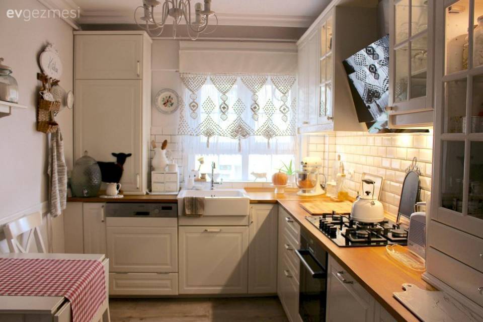 Nostaljik Detayları ve Beyazıyla Huzur Dolu Bir İstanbul Evi