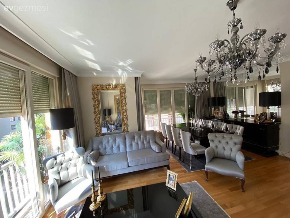 Koca Aynalarla Kuşanmış Bu İstanbul Evinde Mekanın Sahibi 