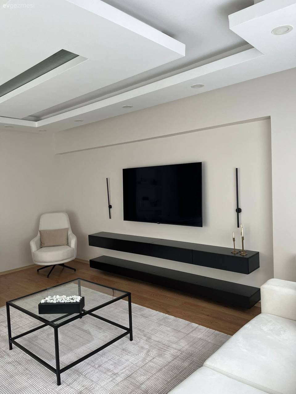 Bu Dikdörtgen Salon Modern Mobilyalarla Şekillenmiş