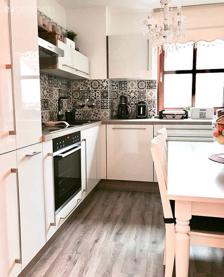 Bu Tatlı Evin Hem Bahçesinde Hem De İçinde Mevsim Hep Bahar