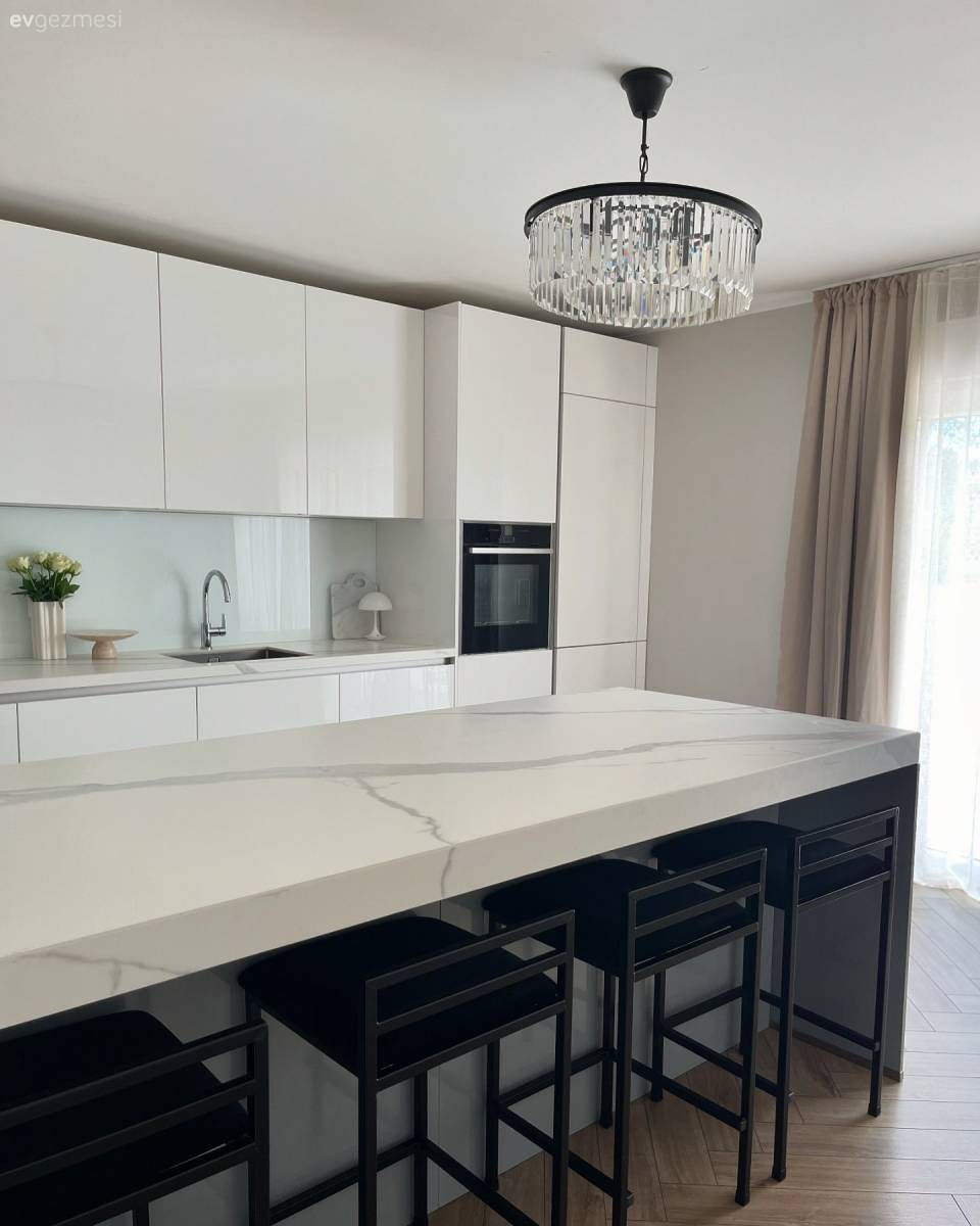 Petek Koltuklarla Keyiflenen Bu Dekorda Her Şeyin Rengi Beyaz!