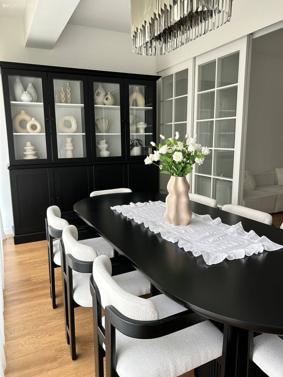 Beyaz ve Siyahı Baş Tacı Eden Bu Ev Zamansız Bir Görünüm Sunuyor!