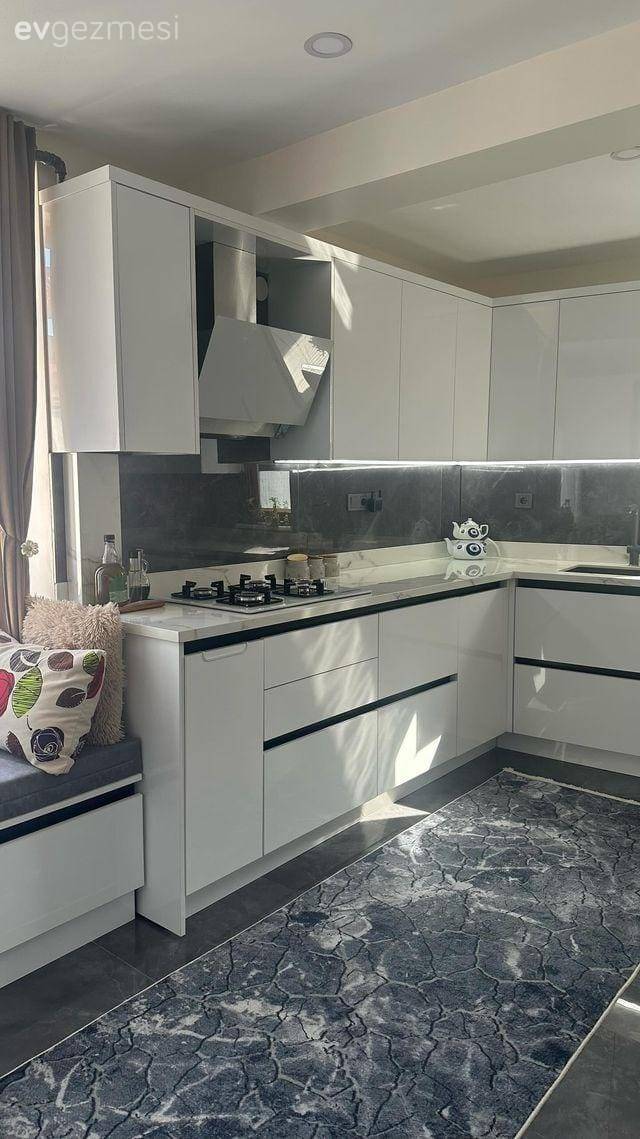 Cam Önünde Sedir Yanında Kahve Köşesi: Keyifli ve Modern Bir Mutfak