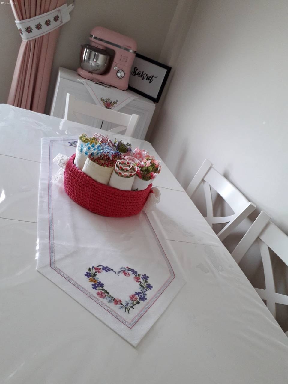 Ev Gezmesi: Çiçek Desenleri ve Nakışlarıyla Sıcacık Bir Mutfak