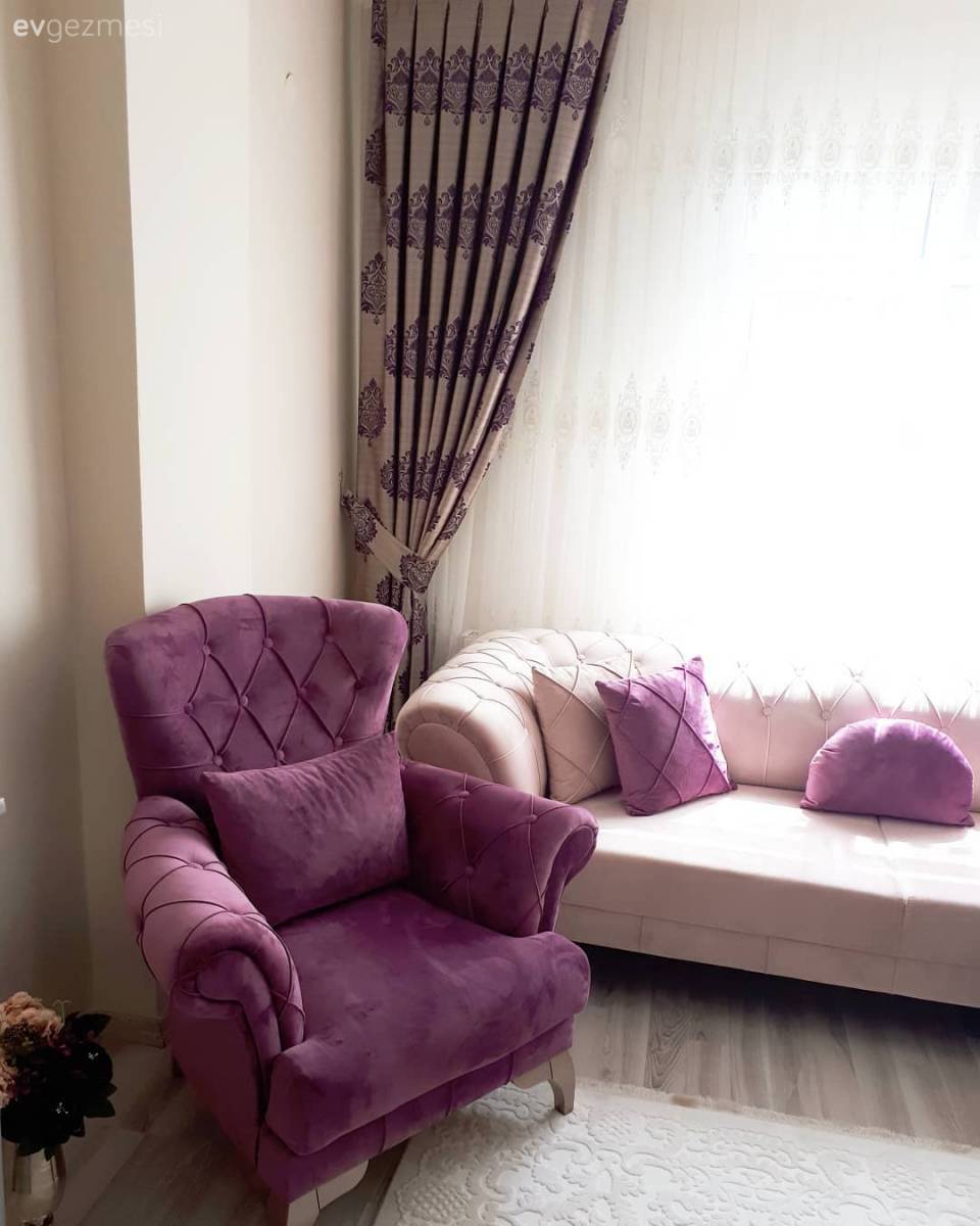 Ev Gezmesi: Aynalarla Işıldayan Romantik Bir Salon