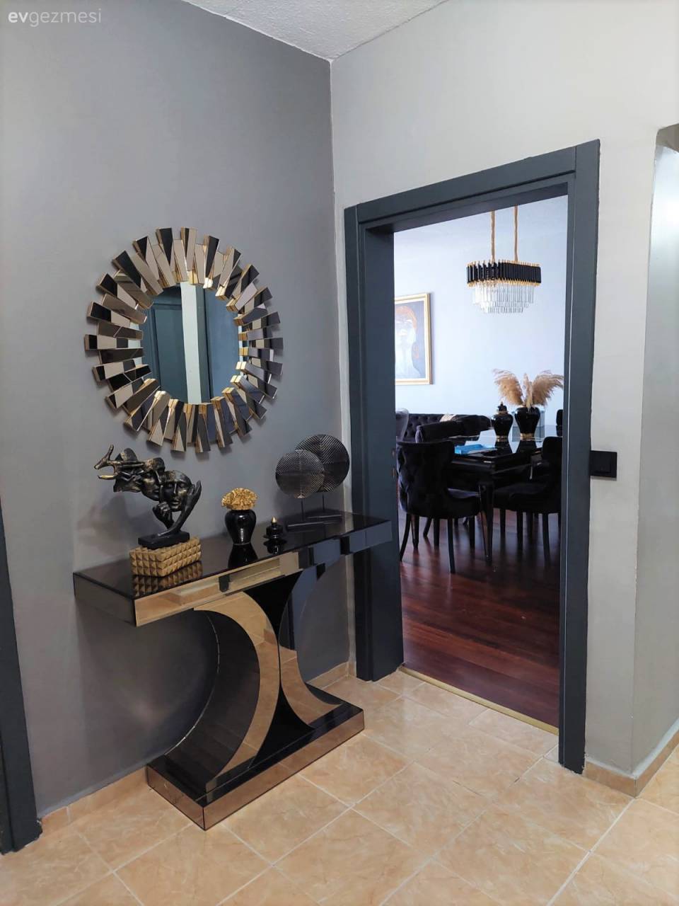 Bu İstanbul Evinde Uyumlu Renkler Işıltılarla Hareket Kazanmış