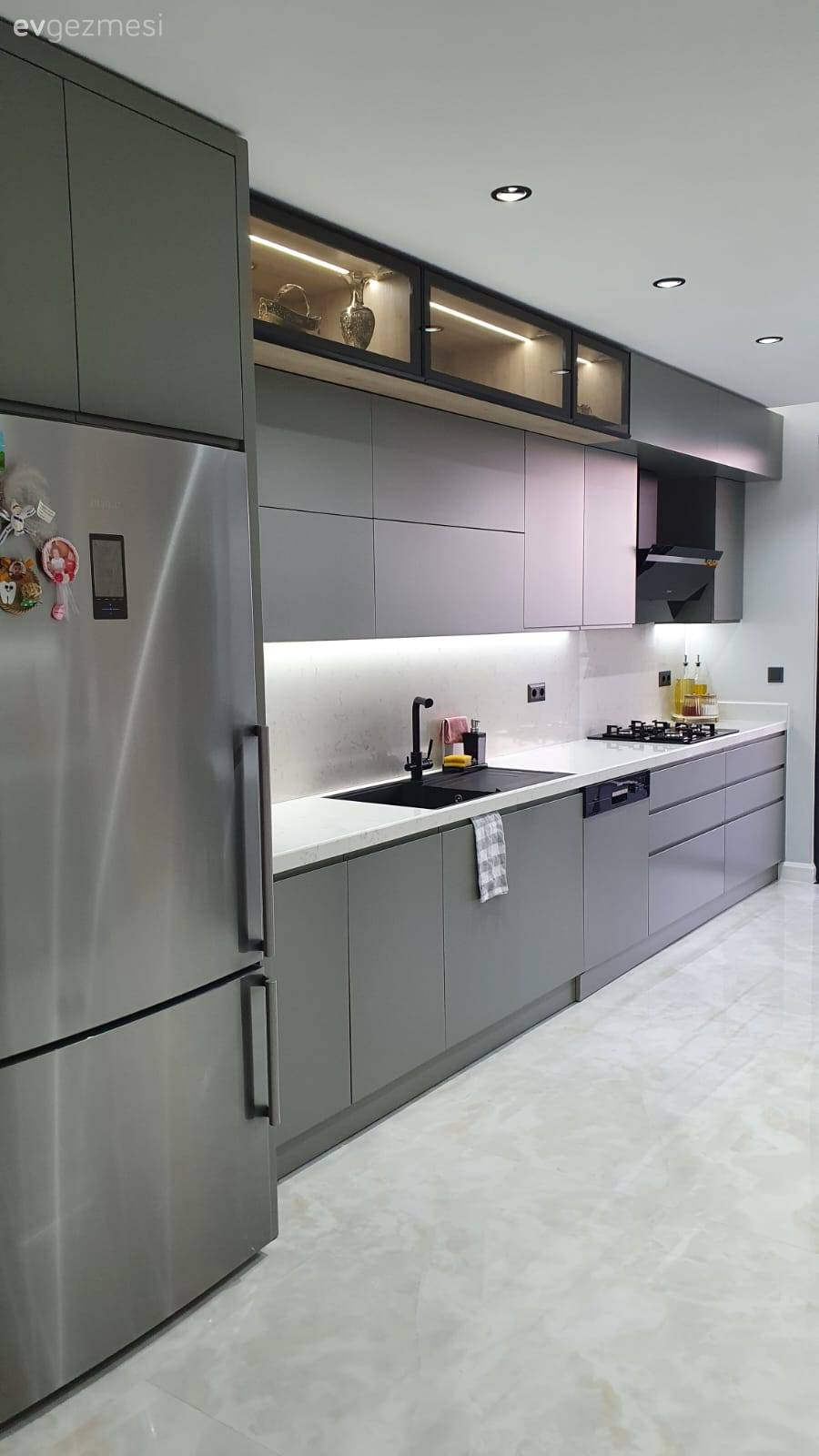 Bu Antalya Evinde Modern Stil Canlı Vurgularla Albeni Kazanmış