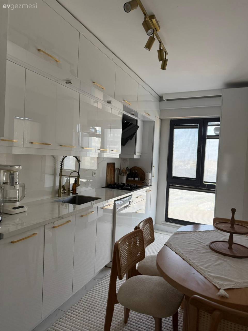 Penceresi Bol Bu Evde Sadelik ve Işıltıya Eşit Oranda Yer Var