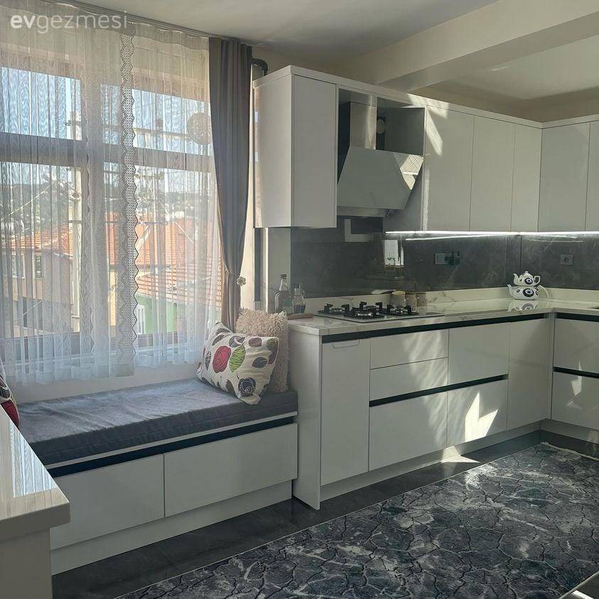 Cam Önünde Sedir Yanında Kahve Köşesi: Keyifli ve Modern Bir Mutfak