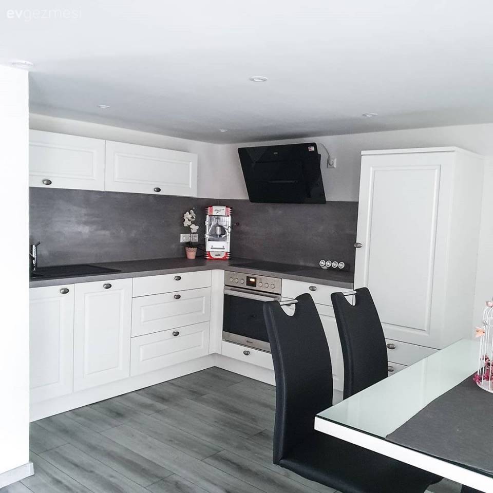 Evde İki Küçük Olmasına Rağmen Sakin Kalabilen Şık Bir Dekor