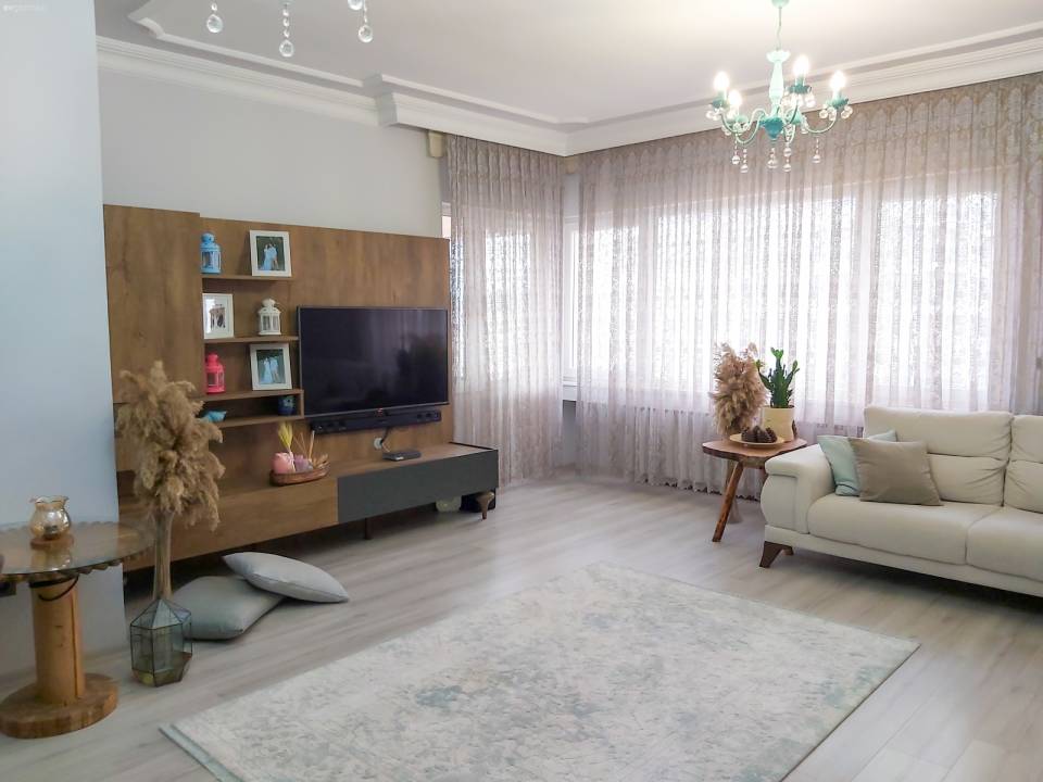 Cıvıl Cıvıl Balkonuyla Mutluluk Yayan Bir İstanbul Evi