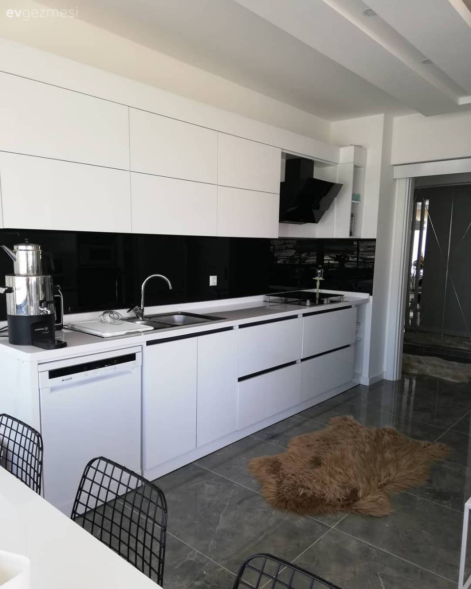 Kırmızıyla Canlanan Bu Evde Hem Işıltı Hem De Dinginlik Bir Arada!