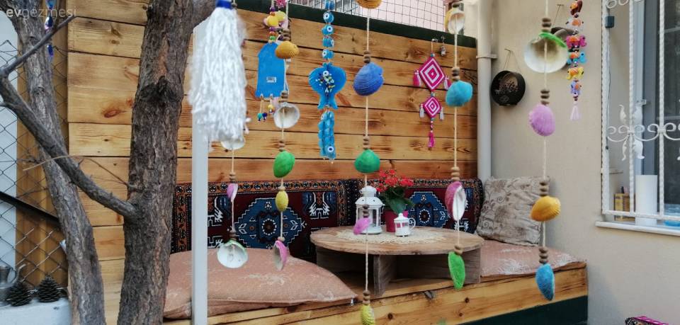 Bu Bahçenin Bir Tarafı Şark Köşesi Diğer Tarafı Minik Bir Kafe