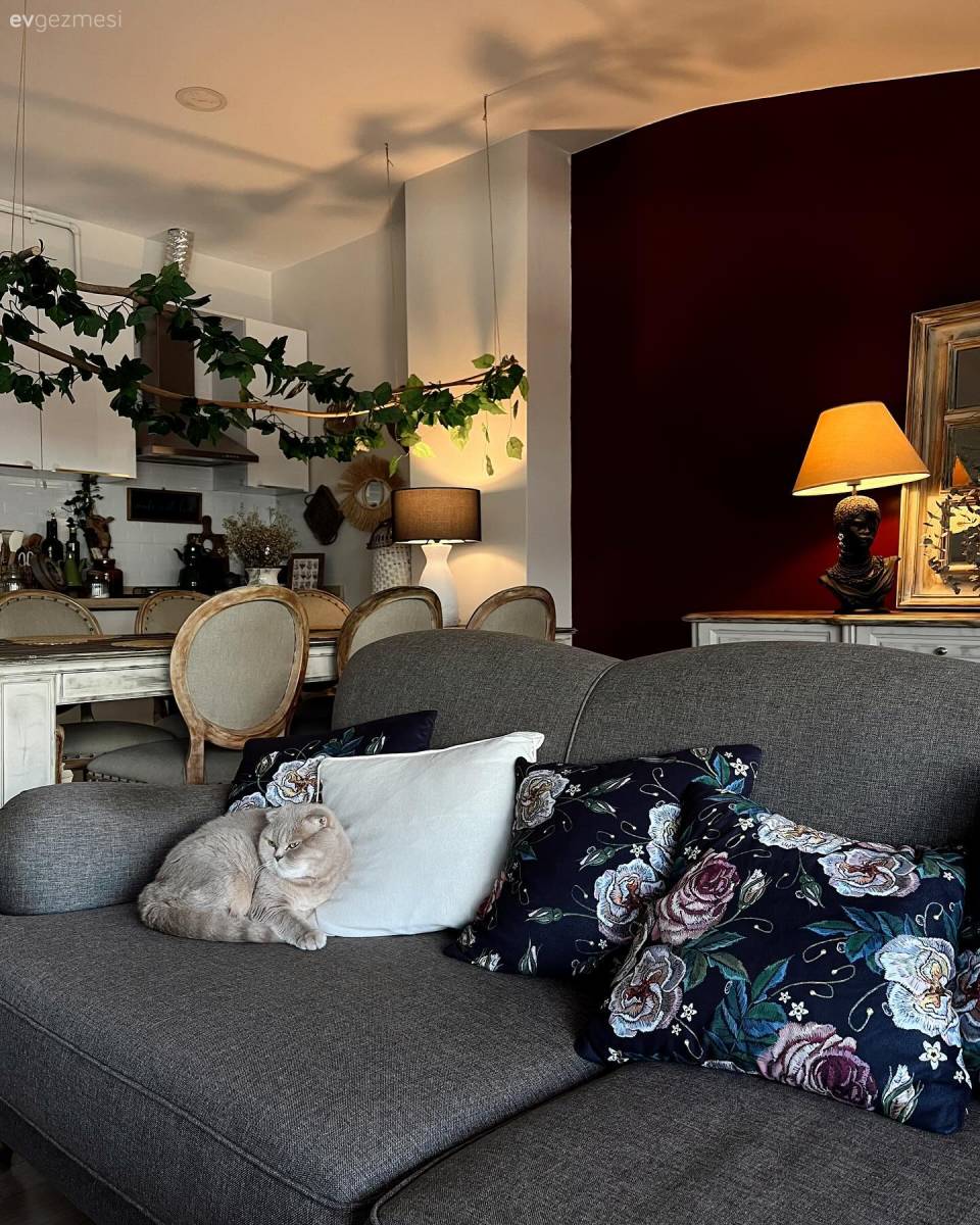 Bordo Duvarlı Bu Evde Zarif Tamamlayıcılar Ön Planda