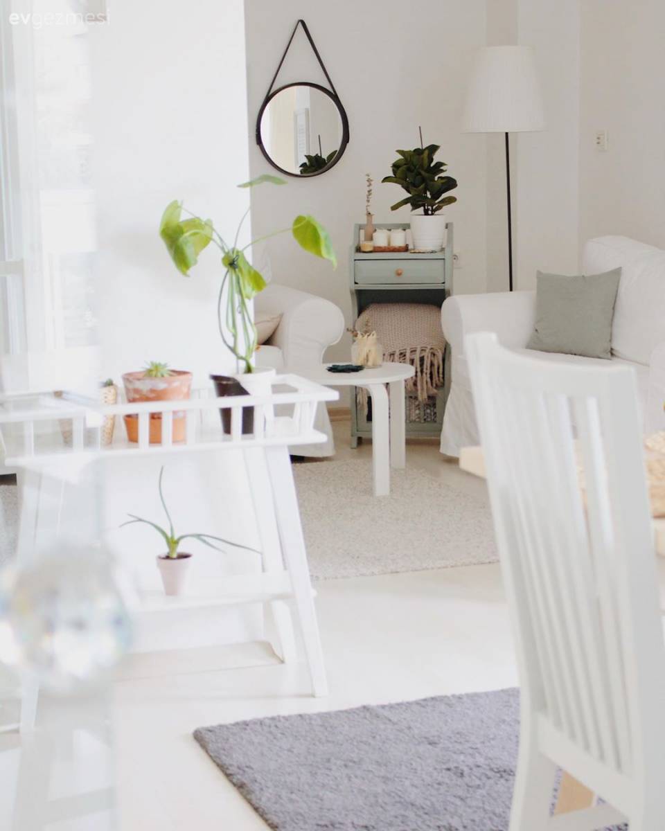 Nil Yeşili ve Beyaz Uyumu: Serin Esintiler Hissettiren Bir Dekor