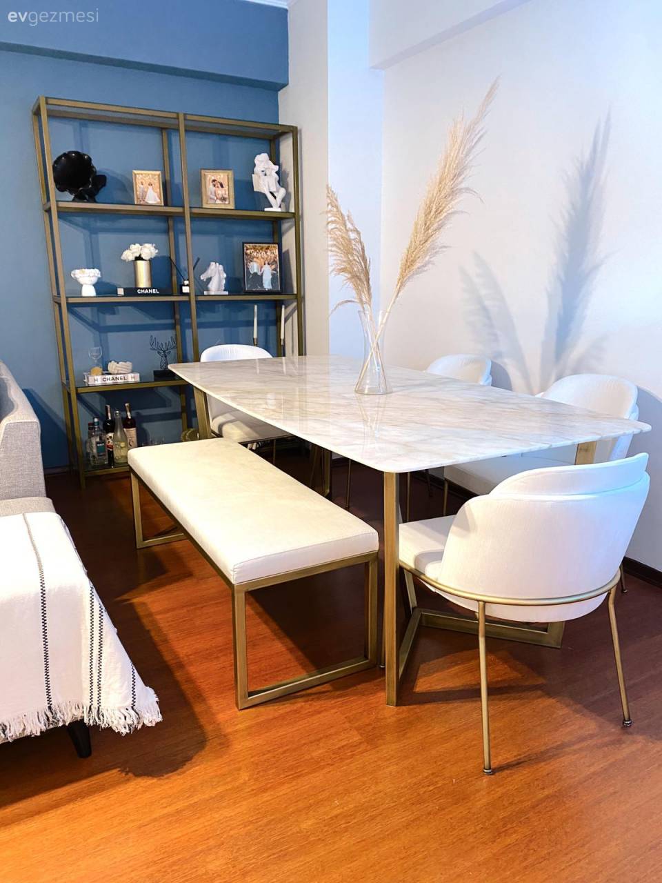 Mavi Duvarlar Bu İstanbul Evine Canlı Enerjisini Yaymış