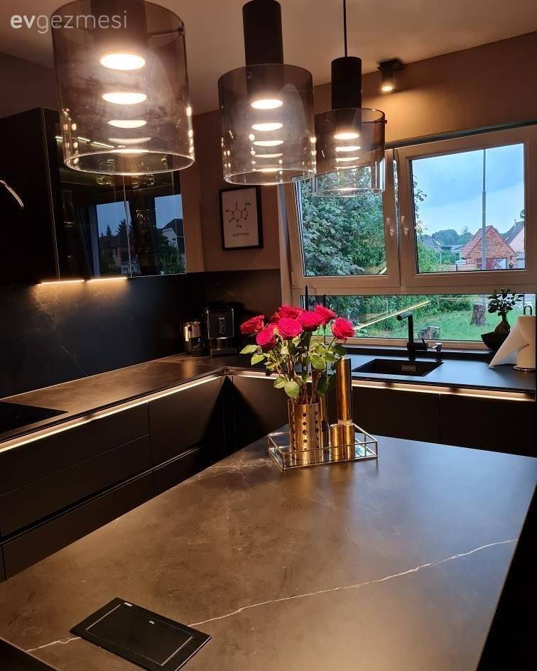 Bu Modern Evde Siyah ve Beyaz Kontrastı Her Köşeyi Sarmış!