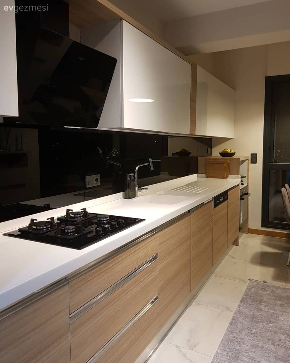 İddialı Renkler ve Mimari Detaylar Bu Dekora Çok Yakışmış!