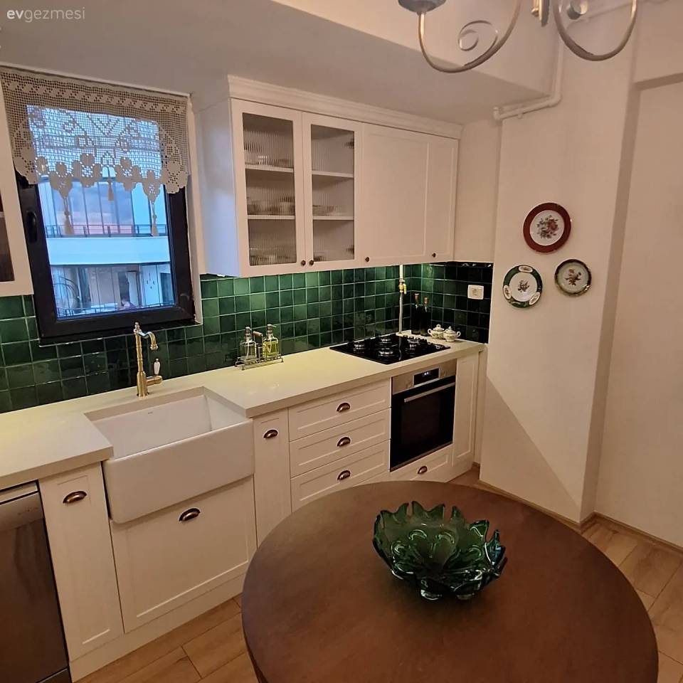 Yeşil Seramikler Bu Mutfağın  Enerjisinde Çok Etkili