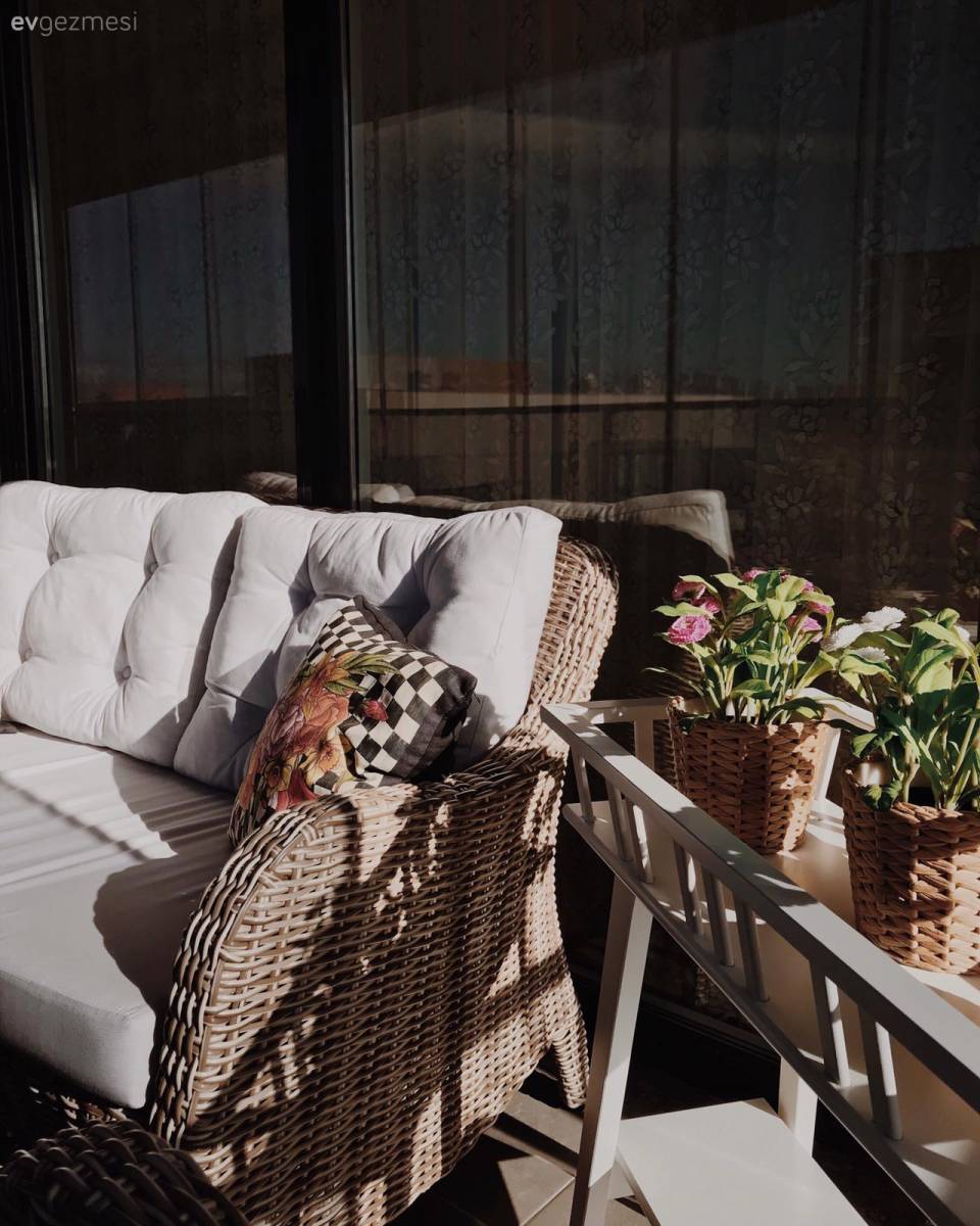 Beyaz ve Ahşap Uyumu Bu İstanbul Evinin Her Köşesinde Yankılanmış