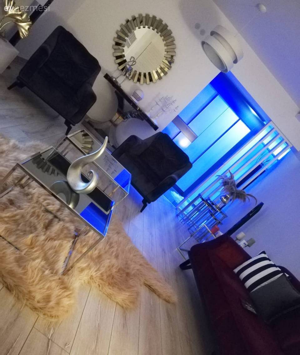 Kırmızıyla Canlanan Bu Evde Hem Işıltı Hem De Dinginlik Bir Arada!