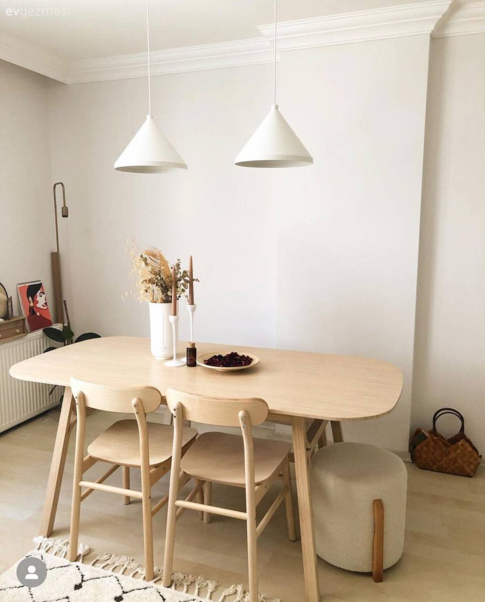 Bu Minimalist Ev Renkli Çizimlerle Hareket Kazanmış!