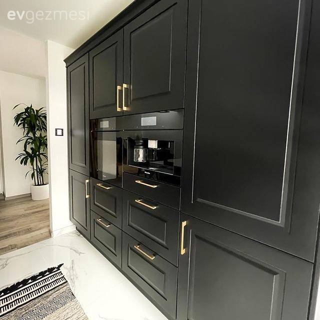 Siyah Baskın Olmasına Rağmen Karamsar Olmayan Bir Ev!