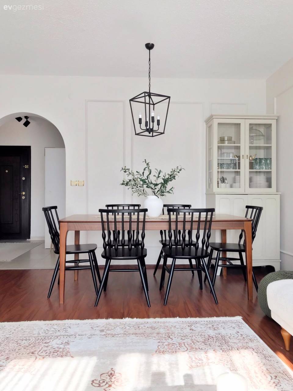 Yuvarlak Yemek Masası Mı Dikdörtgen Yemek Masası MI?