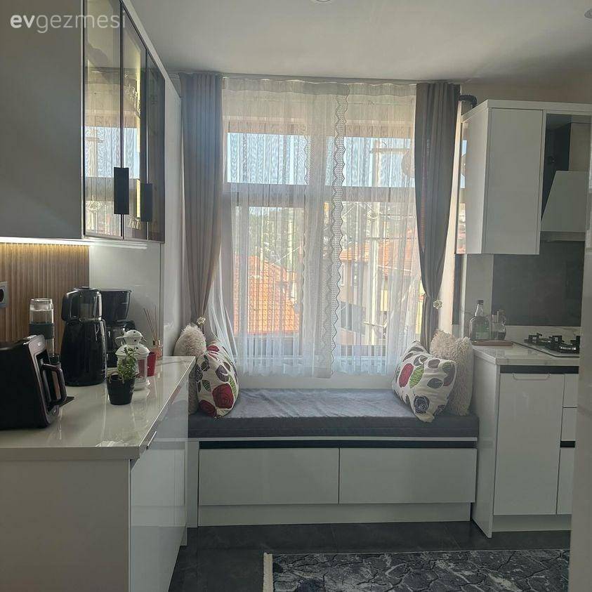 Cam Önünde Sedir Yanında Kahve Köşesi: Keyifli ve Modern Bir Mutfak