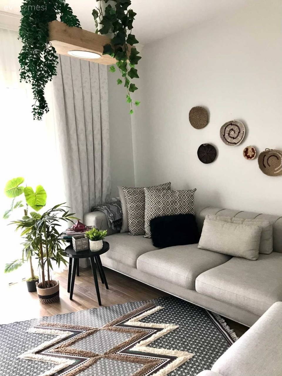 Sağı Solu Ahşap Olan Bu Evin Sıcaklık Kaynağı Belli