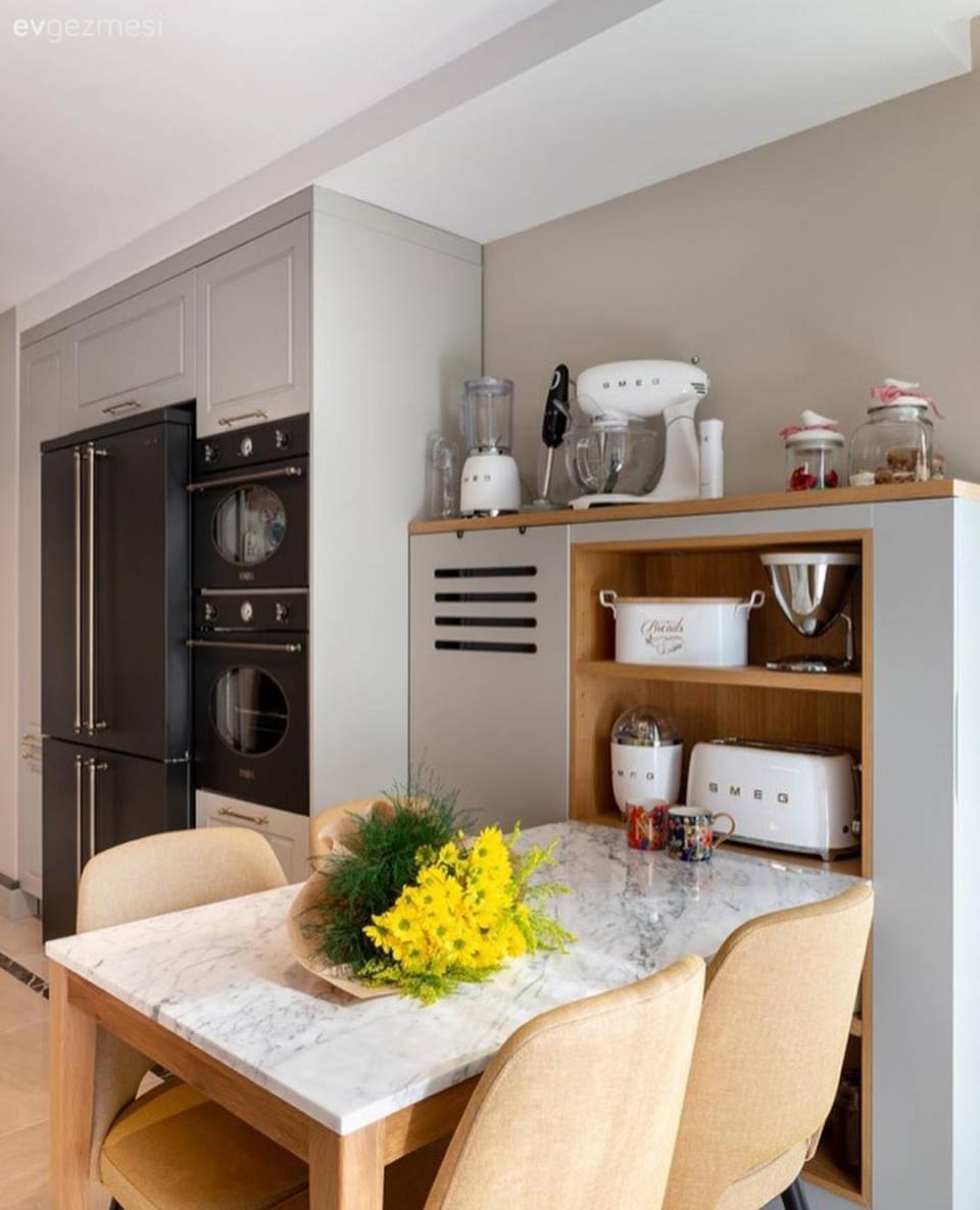 Bu İstanbul Evinde Aynalar ve Aydınlatmalar Ayrı Bir Önem Taşımış