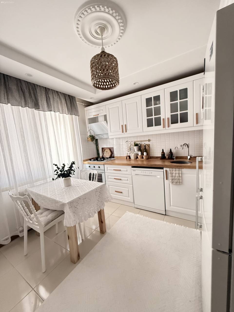 Bu İki Katlı Evde Modern ve Country Esintiler Karışmış