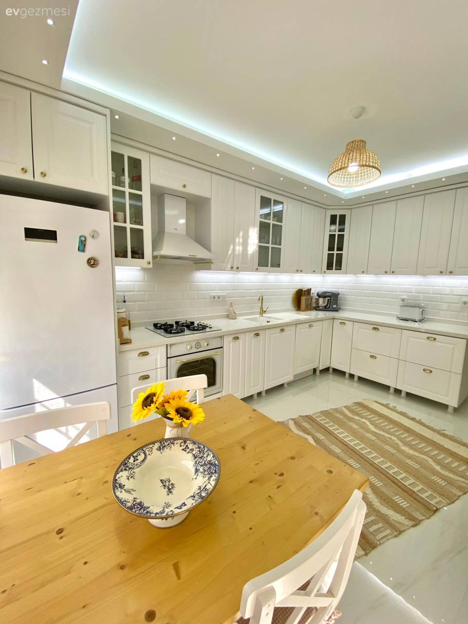 Bu Muğla Mutfağında Beyaz Renk Aşçı, Ahşap da Yamağı