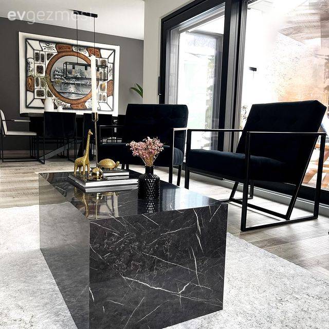 Siyah Baskın Olmasına Rağmen Karamsar Olmayan Bir Ev!