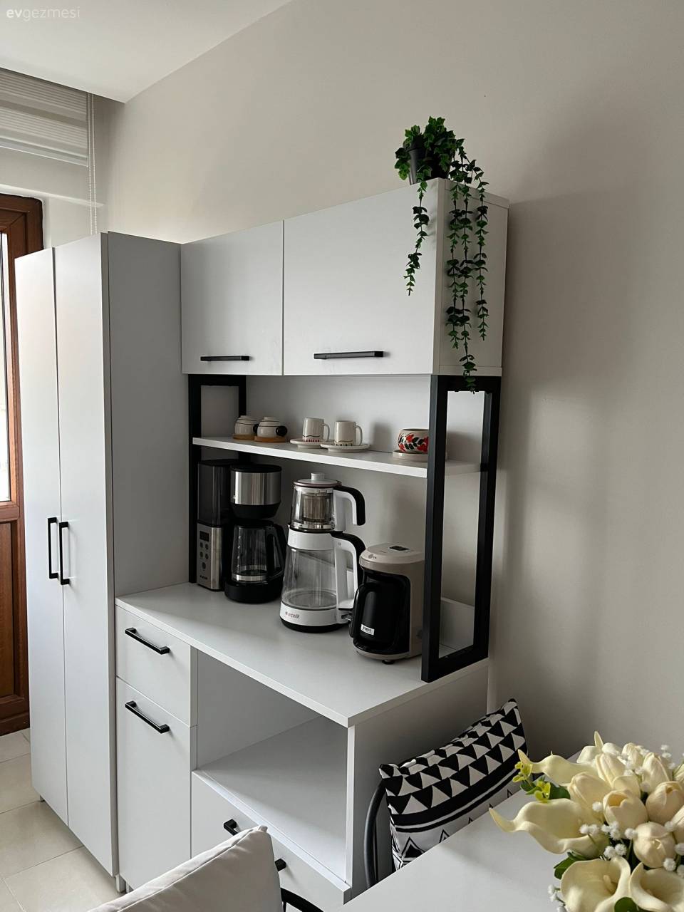 Bu Dikdörtgen Salon Modern Mobilyalarla Şekillenmiş