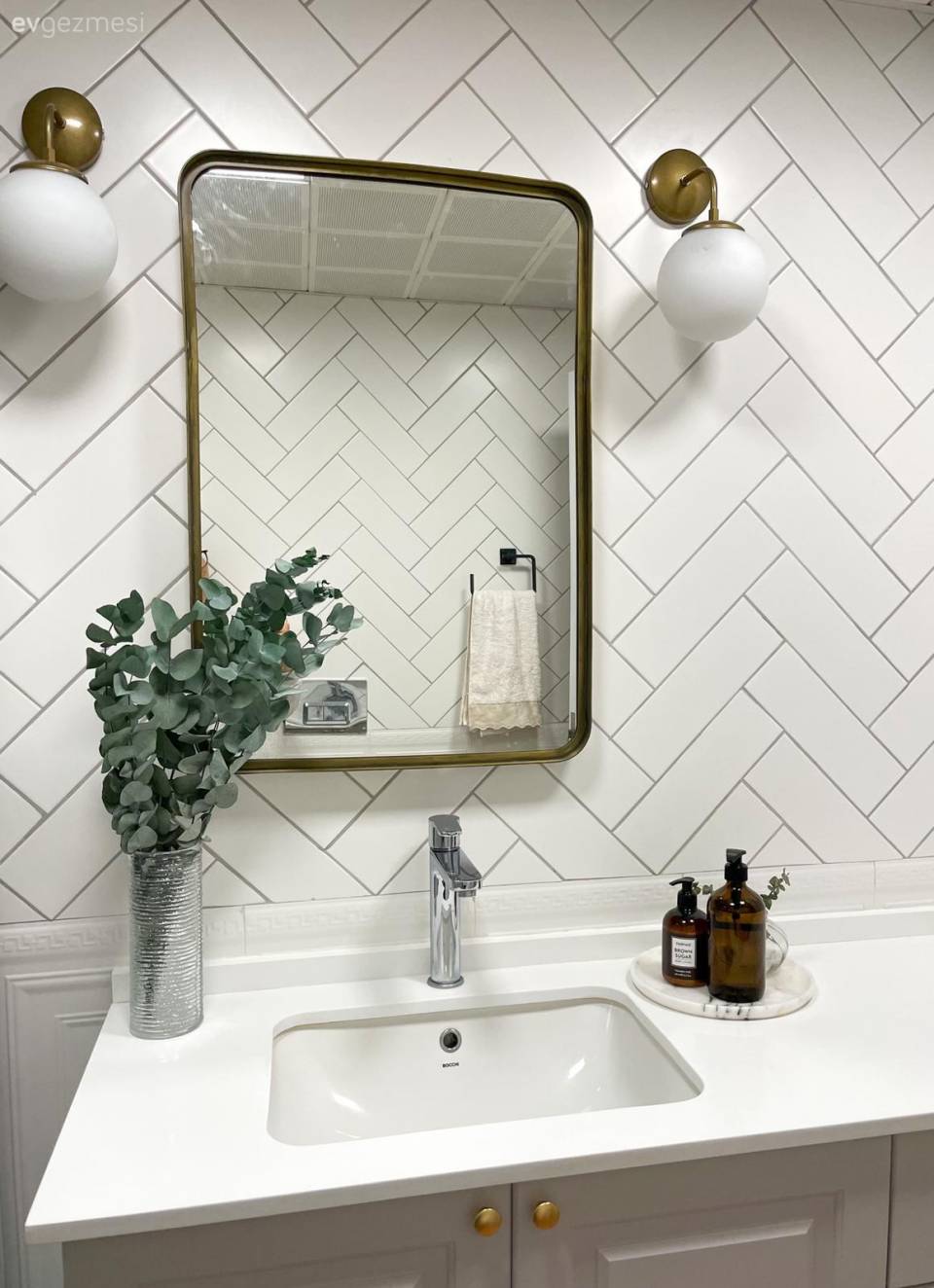 Sade Görünen Bu İzmir Evinde Sürpriz Çıkışlar Var