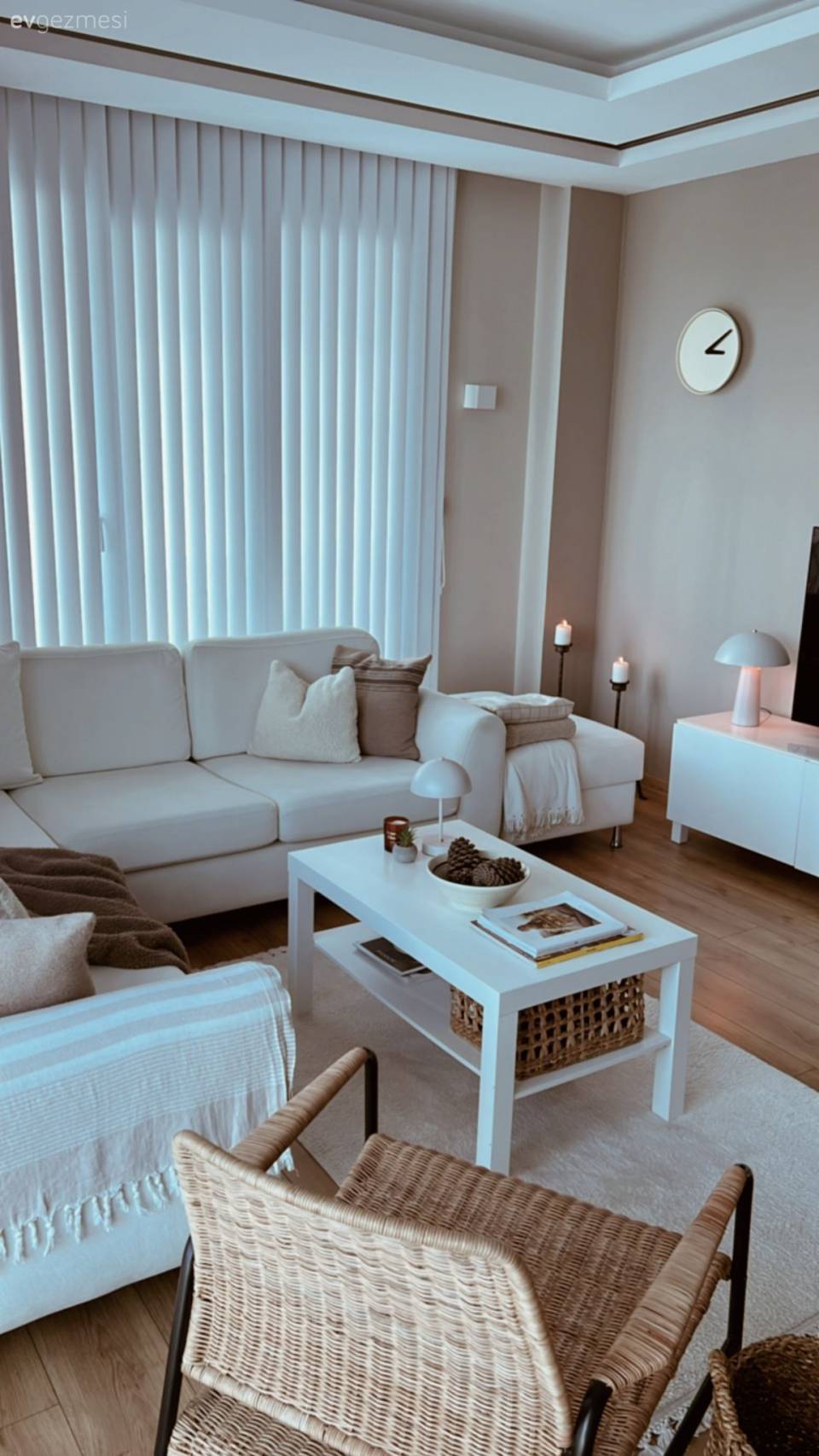 Dikey Jaluzilerle Gün Işığını Selamlayan İstanbul Evi