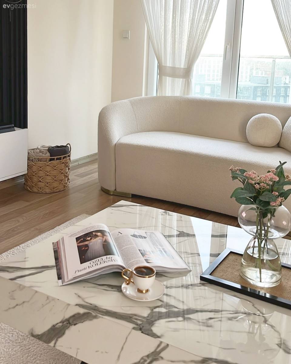 Bu Minimalist Dekorda Teddy Koltukların Görevi Alana Samimiyet Katmak!