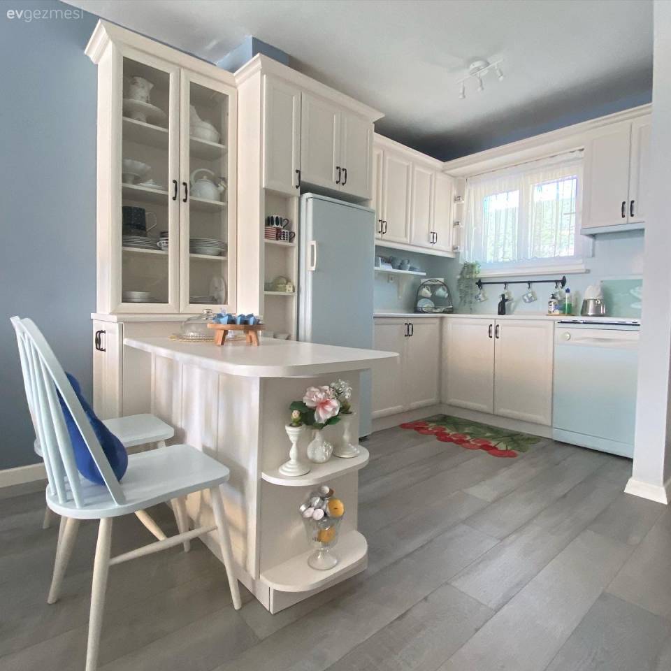 Değişimde Boyanın Gücü: Yeni Renkleriyle Güzelleşen Bir Hereke Yazlığı!