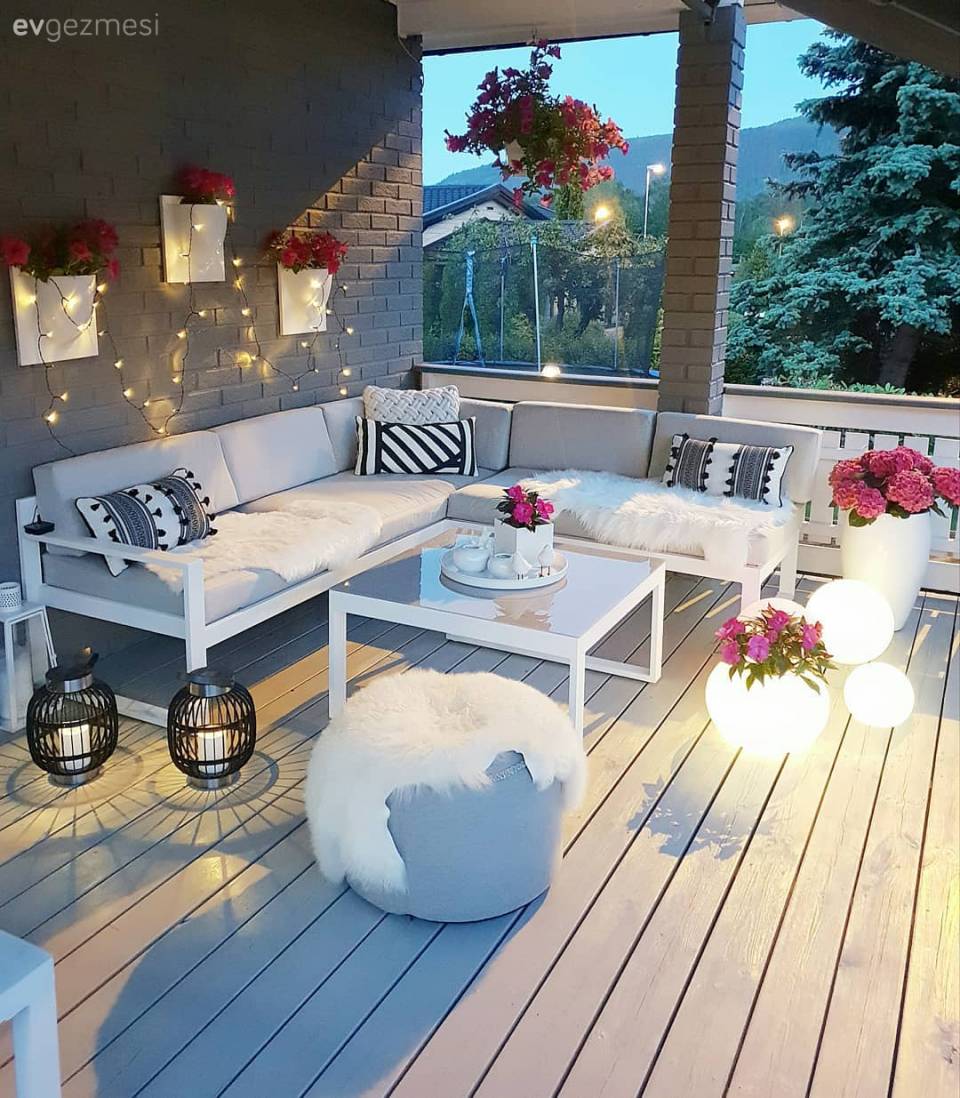 Terasındaki Mutluluğu Tüm Alana Yayan Bir Dekor