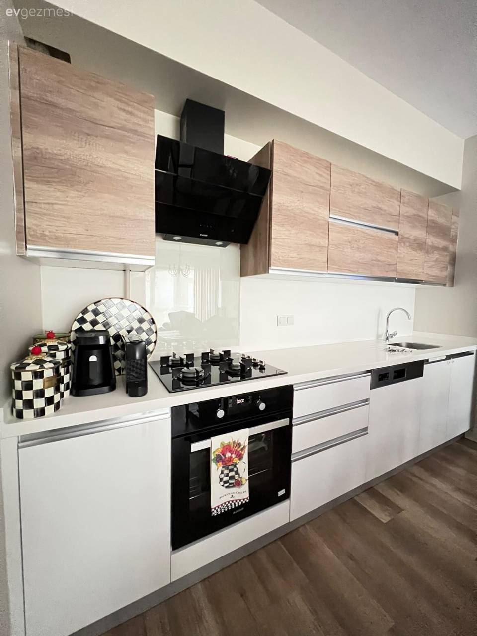 Bu İstanbul Evinde Ahşap Sıcaklığı ve Zarif Tasarımlar El Ele