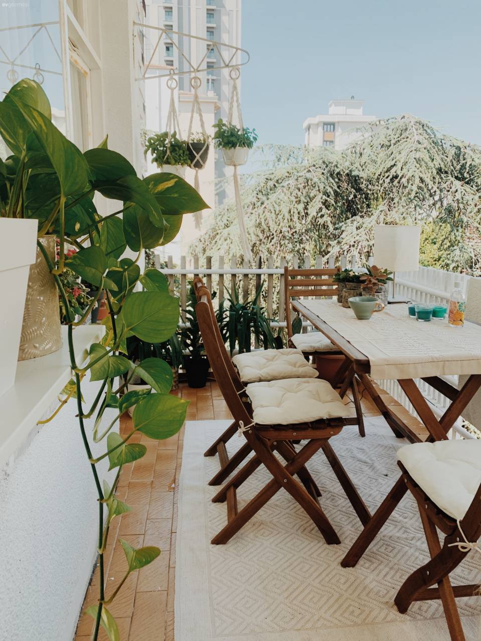 Bu Eski Apartman Dairesinde Asıl Ev Sahibi Bitkiler!