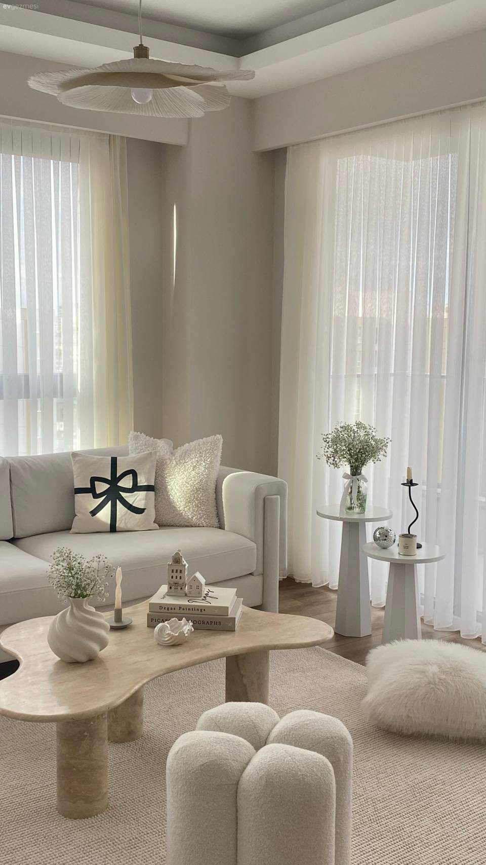 Beyaza Tutkun Bu Evde Formlar ve Dokularla Sıcaklık Sağlanmış